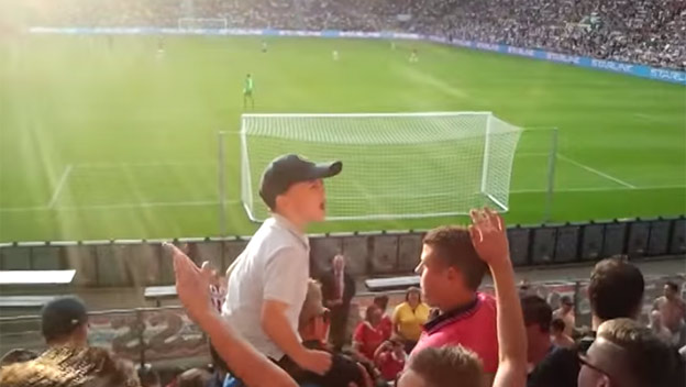 Malý chlapec vedie kotol fanúšikov PSV Eindhoven