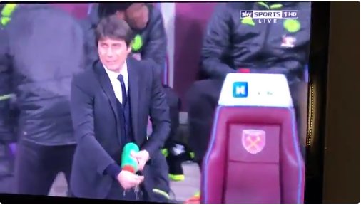 Tréner Chelsea Antonio Conte si podal ruku s trénermi West Hamu. Na lavičke si ich potom okamžite opláchol! (VIDEO)