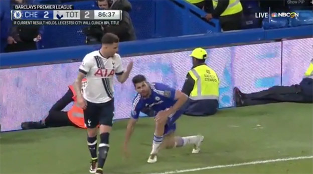 Obranca Tottenhamu Kyle Walker hodil po Costovi obsah svojho nosa! (VIDEO)