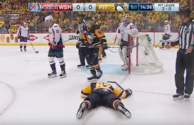 Hokejista Washingtonu krosčekoval Crosbyho do hlavy. Dostal okamžite trest do konca zápasu! (VIDEO)