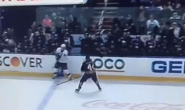Sidney Crosby sa parádne vyhol bodyčeku od súpera! (VIDEO)
