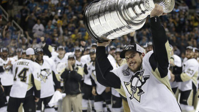Pittsburgh Penguins získal Stanley Cup, pozrite si prebratie trofeje do rúk Crosbyho! (VIDEO)