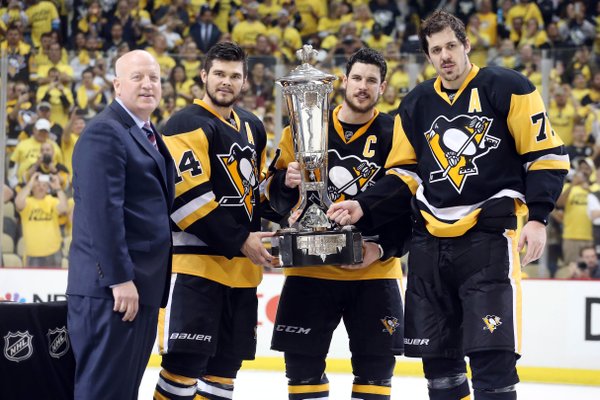 Crosby neverí na žiadne kliatby a dotkol sa trofeje pre víťaza konferencie! (VIDEO)