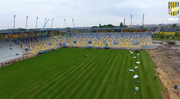 Tomu sa povie tempo: Nový štadión v Dunajskej Strede má už osadené sedačky a zelený trávnik! (VIDEO)