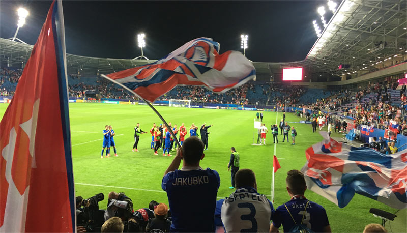 Ďakovačka po triumfe Slovenska nad Poľskom. Fanúšikovia a hráči si zaspievali v Lubline Macejka! (VIDEO)
