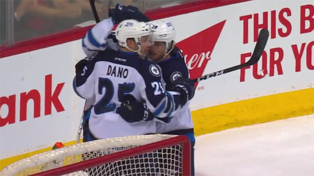 Marko Daňo a jeho geniálna asistencia naslepo medzi nohami v zápase AHL! (VIDEO)