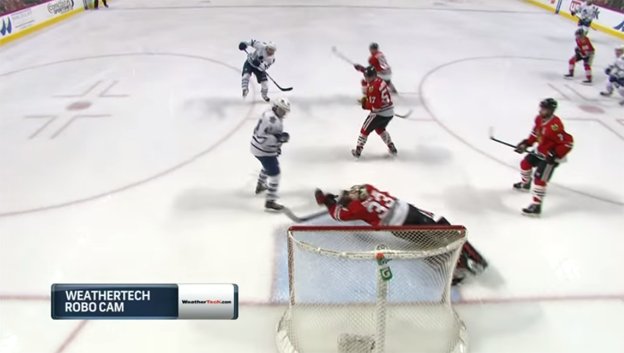 Brankár Chicaga predviedol v noci proti Torontu Maple Leafs zákrok roka! (VIDEO)