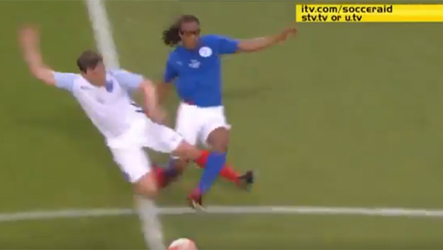 Totálny šialenec: Angličan takmer zlomil nohu Edgarovi Davidsovi v charitatívnom zápase! (VIDEO)