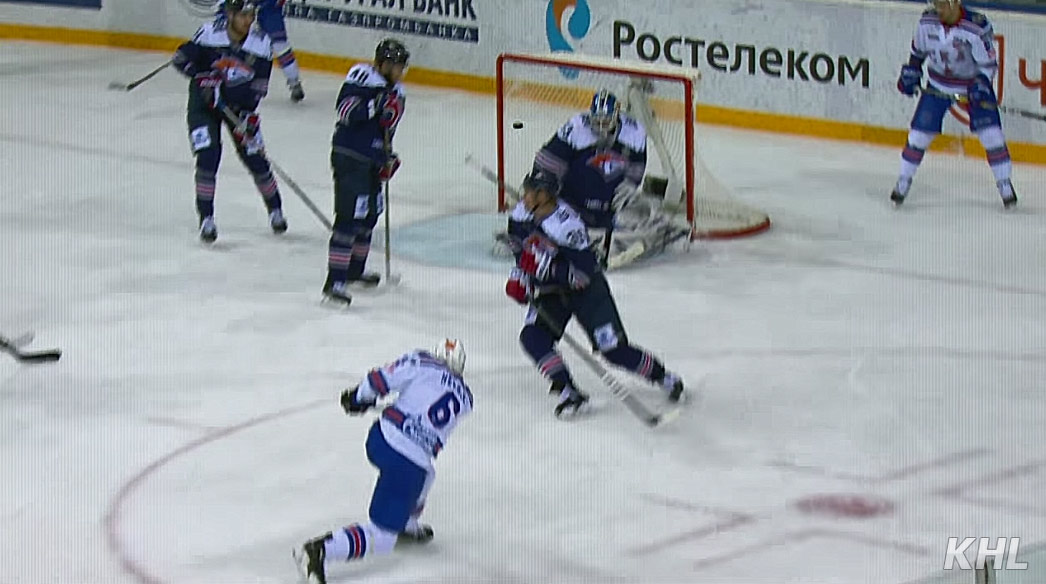 Vo finále Play-Off KHL sa diali veci: Hokejista Petrohradu delovkou utrhol sieť! (VIDEO)