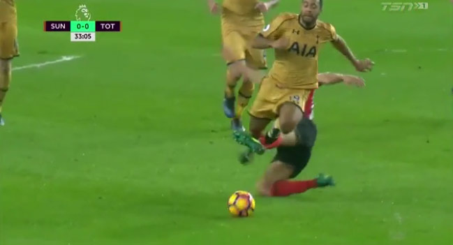 Futbalista Sunderlandu to s taktickým faulom poriadne prehnal. Za takéto prebrúsenie Dembeleho z Tottenhamu dostal žltú kartu! (VIDEO)