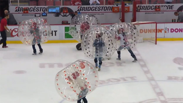 Najlepší prestávkový program: Bublinový hokej fanúšikov Detroitu Red Wings! (VIDEO)