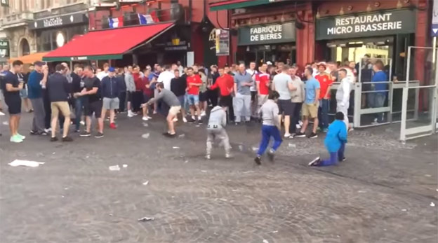 Nechutní anglickí fanúšikovia: Chudobným deťom hádzali po ulici drobné na zem! (VIDEO)