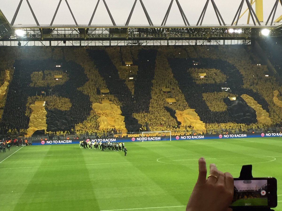 Úžasné choreo fanúšikov Dortmundu pred zápasom s Monakom. Spievalo sa aj You'll Never Walk Alone! (VIDEO)
