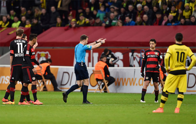 Kuriózna situácia z Bundesligy: Rozhodca behom zápasu odišiel do šatne! (VIDEO)