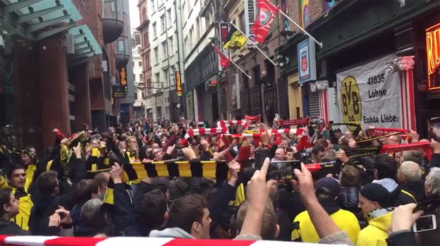 Keď sa stretnú najlepší fanúšikovia na svete: Fans Liverpoolu a Dortmundu spievajú spoločne na ulici YNWA! (VIDEO)