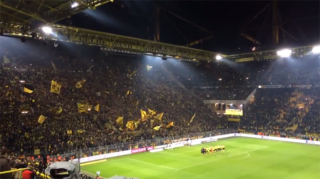 Skvelí fanúšikovia Dortmundu spievali spolu s hráčmi vianočnú pesničku Jingle Bells (VIDEO)