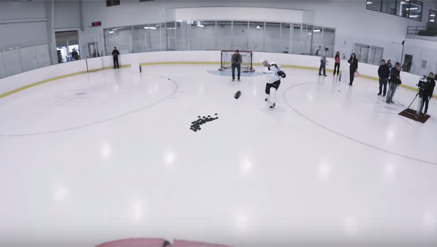 Stamkos zostrelil letiaci dron priamo na ľade! (VIDEO)