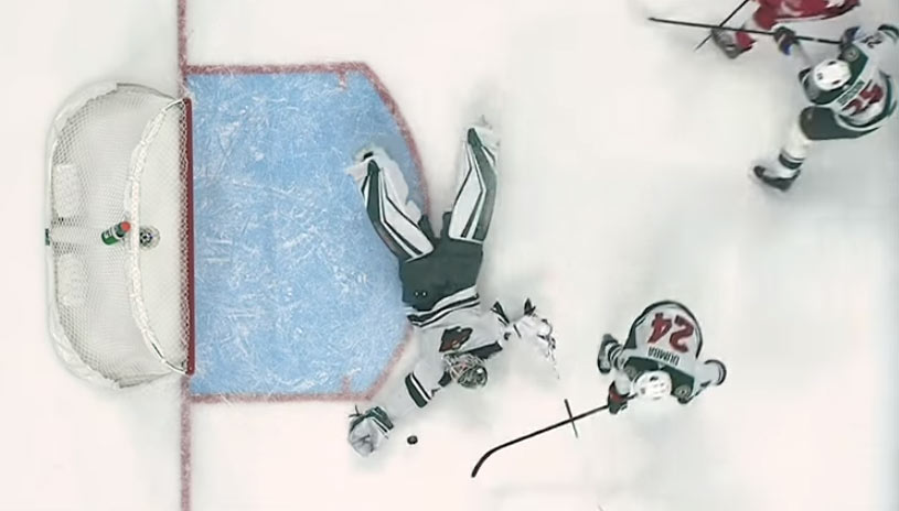 V NHL máme hneď kandidáta na zákrok roka. Dubnyk takýmto famóznym spôsobom vychytal Tatarovho spoluhráča! (VIDEO)