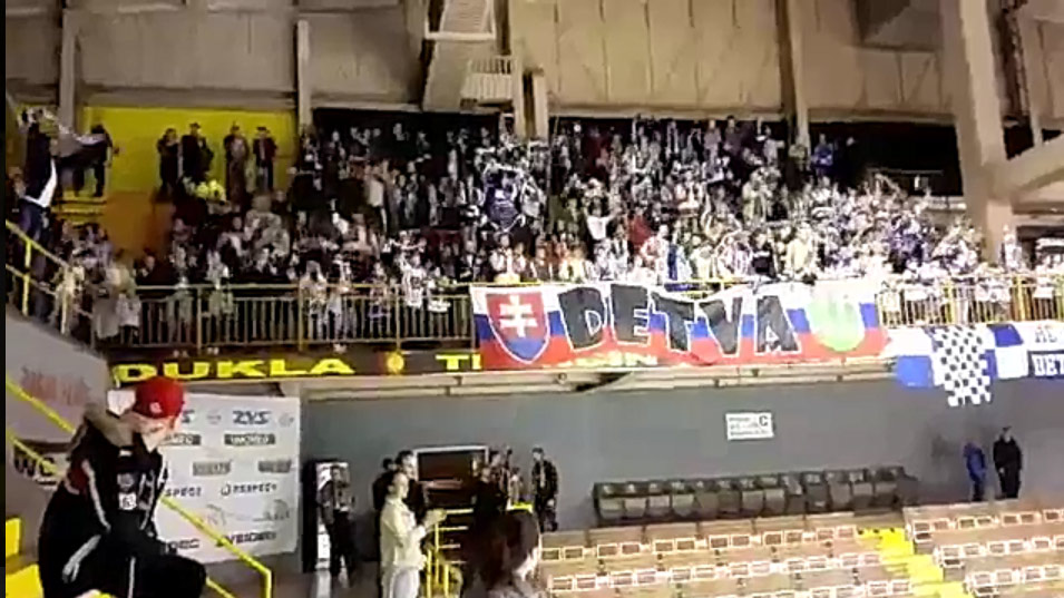 Skvelí fanúšikovia Detvy ďakovali hráčom aj napriek prehre v Trenčíne! (VIDEO)