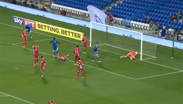 Deň blbec: Futbalista Blackburnu si dal dva vlastné góly a dostal červenú kartu! (VIDEO)