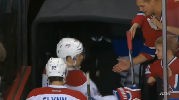 Emelin chcel dať chlapcovi hokejku, ten ju vtipne odmietol! (VIDEO)