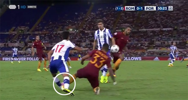 Šialený futbalista AS Rím takmer dokaličil súpera z Porta v Lige Majstrov! (VIDEO)