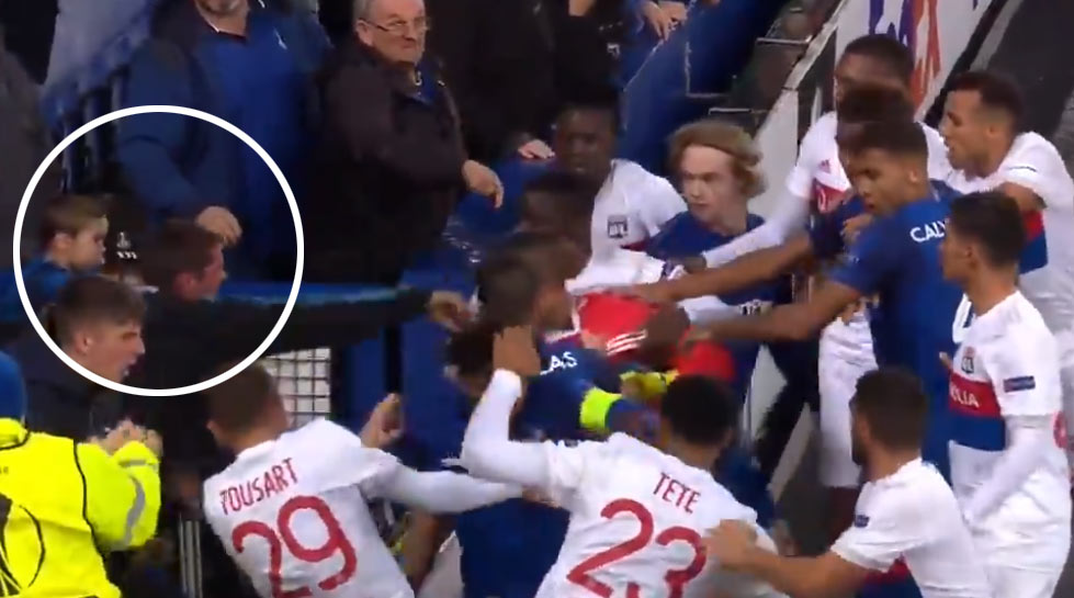 Šialený fanúšik Evertonu sa na futbal už tak skoro nepozrie. V zápase Európskej Ligy sa chcel s dieťaťom na rukách biť s hráčmi Lyonu! (VIDEO)