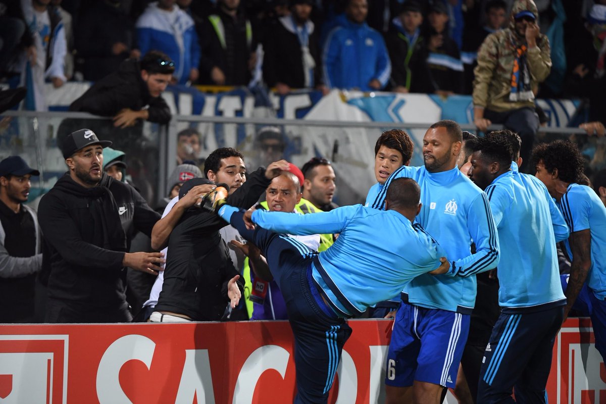 Patrice Evra pred dnešným duelom v Európskej Lige kopol fanúšika do hlavy. Okamžite videl červenú kartu! (VIDEO)