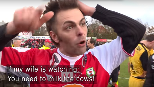 Fanúšik sledoval záchranu svojho klubu, potom v TV rozhovore odkázal manželke aby podojila kravy, on ide do krčmy! (VIDEO)