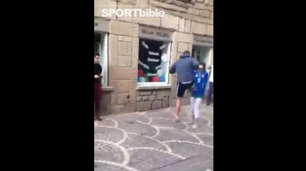 Mladá Slovenka žonglovala s loptou pred fanúšikmi Anglicka, jeden z nich ju šlapákom zrušil! (VIDEO)