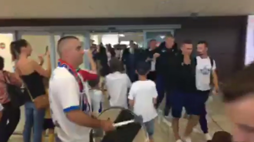 Fanúšikovia vítali sklamaných futbalistov Slovenska do 21 rokov na letisku v Bratislave! (VIDEO)