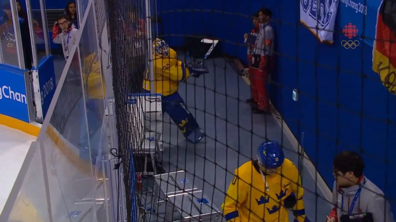 Švédsky brankár po vypadnutí s Nemeckom totálne vybuchol a rozlámal svoju hokejku na niekoľko kúskov! (VIDEO)