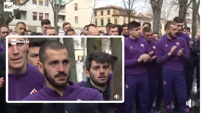 Keď aj chlapi plaču: Futbalisti Fiorentiny si so slzami v očiach prišli uctiť ich kapitána Davide Astoriho (VIDEO)