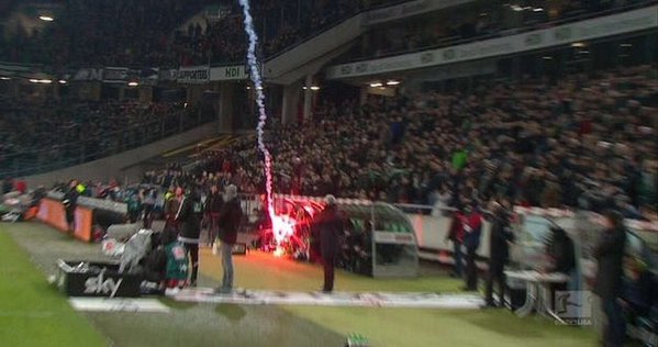 Fanúšikovia Wolfsburgu hodili svetlicu priamo na lavičku Hannoveru! (VIDEO)