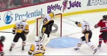 Nový kandidát na zákrok roka v NHL. Pozrite si akrobatický zákrok hokejkou Fleuryho! (VIDEO)