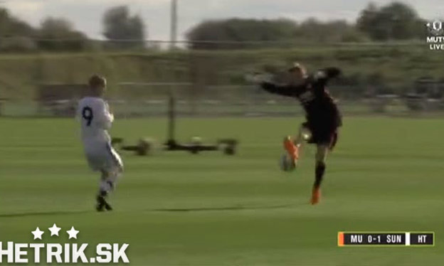 Slovenský brankár Manchestru United Alex Fojtíček a jeho neuveriteľný kiks pri debute za tím do 18 rokov! (VIDEO)