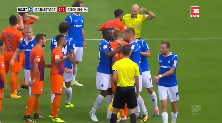 Úžasný fair play moment v druhej nemeckej lige. Futbalista počas nepriaznivého stavu odmietol penaltu, kedže spadol na zem sám. Nakoniec jeho tím otočil a zápas vyhral! (VIDEO)