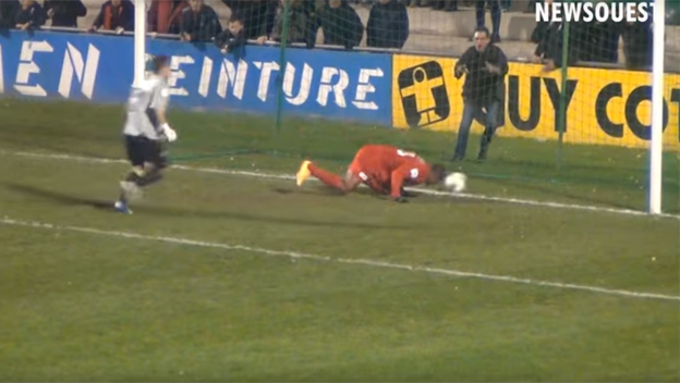 Futbalista vo Francúzsku zosmiešnil súpera, keď si pri góle kľakol a skóroval hlavou! (VIDEO)