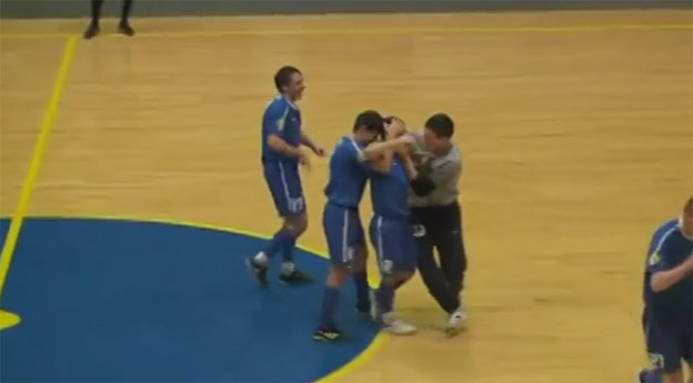 Neuveriteľný gól nožničkami v ruskej futsalovej lige