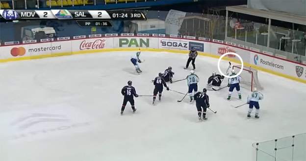 Bývalý brankár Slovana Michael Garnett predviedol v KHL neuveriteľný zákrok hokejkou! (VIDEO)