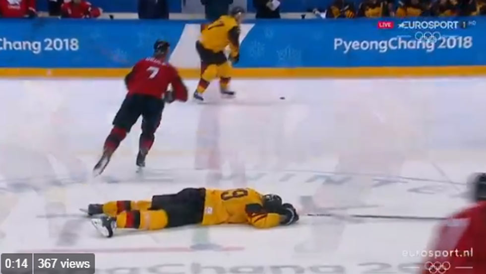 Najhorší moment hokejového turnaja na olympiáde. Brutálny útok Kanaďana, ktorý nevedel prekúsnuť prehru s Nemeckom! (VIDEO)