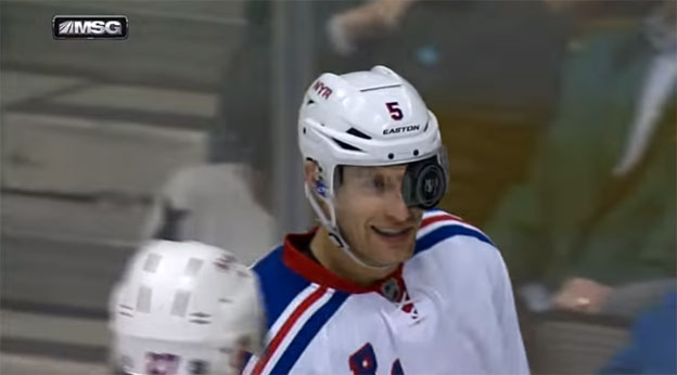 Kuriózny moment z NHL: Girardimu sa zasekol puk pod prilbu! (VIDEO)