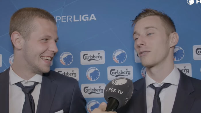 Tlmočník Ján Greguš pomáha Denisovi Vavrovi v rozhovore po anglicky po jeho prvom góle za Kodaň (VIDEO)