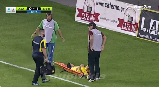 Komédia v Grécku: Usporiadatelia vyniesli zraneného hráča ako vrece zemiakov! (VIDEO)