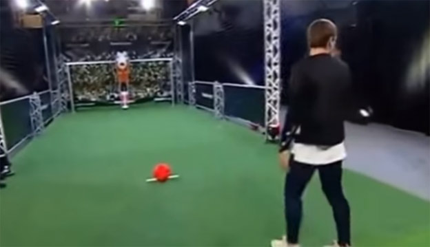 Griezmann parádne vybabral s robotom v bránke (VIDEO)