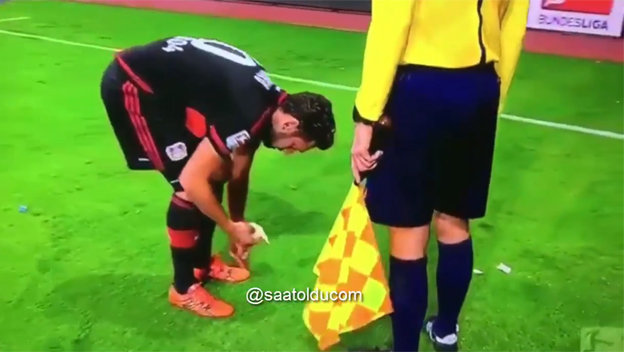 Po moslimskom hráčovi Leverkusenu hodili diváci Schalke chlieb, Pozrite si jeho perfektnú reakciu! (VIDEO)