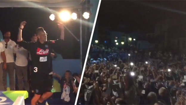 Dôkaz, že Mareka Hamšíka v Neapole milujú. Takto ho privítal dav na námestí! (VIDEO)