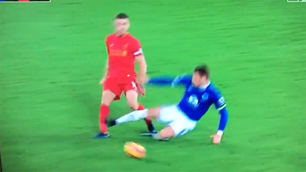 Ross Barkley z Evertonu mal dostať čistú červenú. Pozrite, ako takmer zlomil nohu Hendersonovi! (VIDEO)