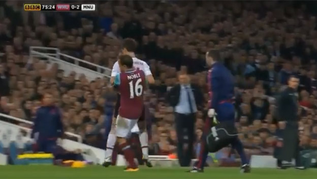 Vtipný moment z FA Cupu: Hráč West Hamu vyniesol zraneného Herreru mimo ihriska! (VIDEO)
