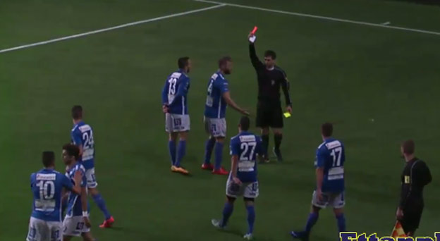 Futbalista vo Švédsku dal hetrik a tak to chcel osláviť, rozhodca ho následne vylúčil! (VIDEO)